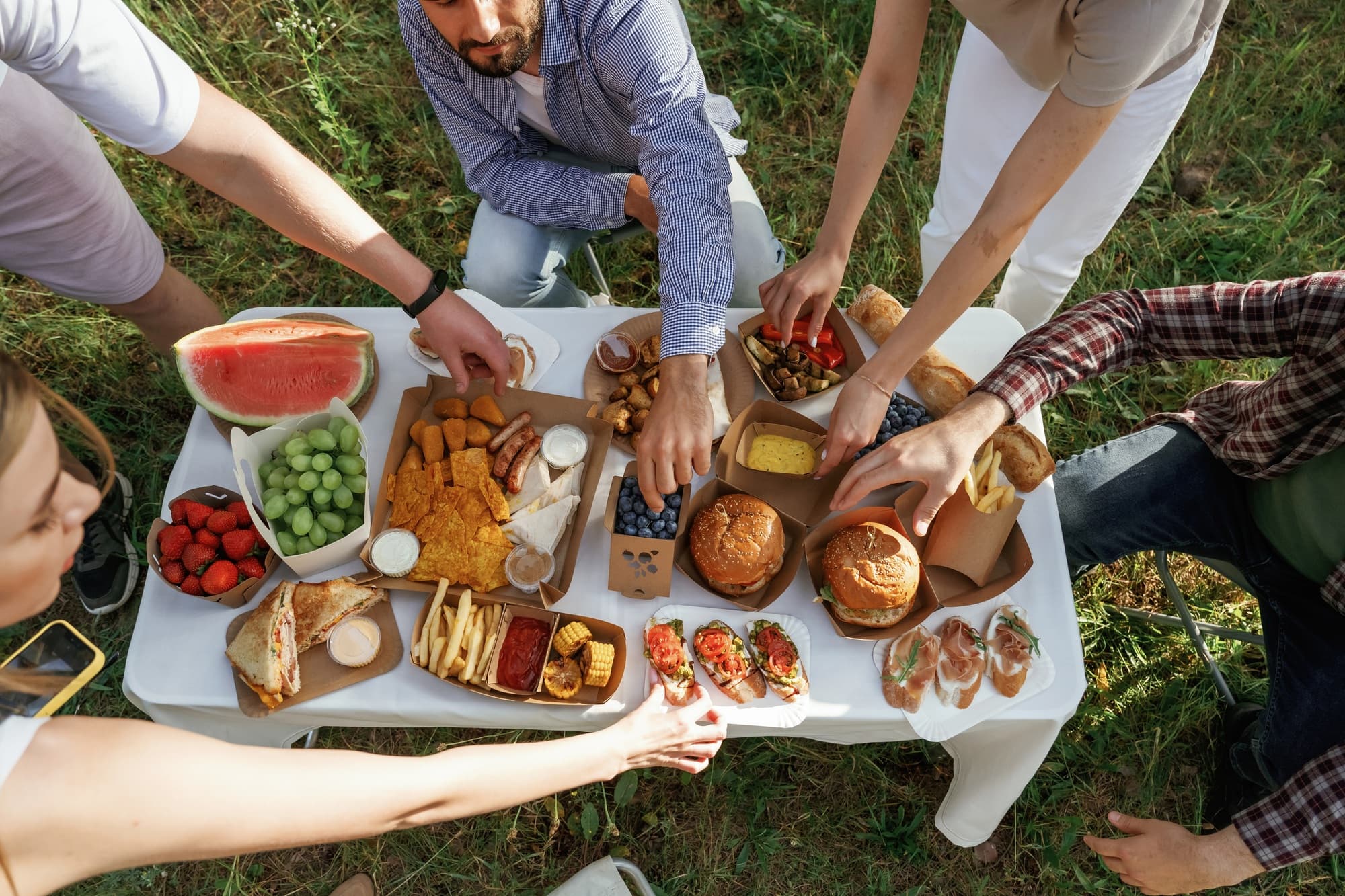 Picnic di Pasquetta: Idee Golose, Vini Perfetti e Mete da Sogno per una Giornata all’Aperto