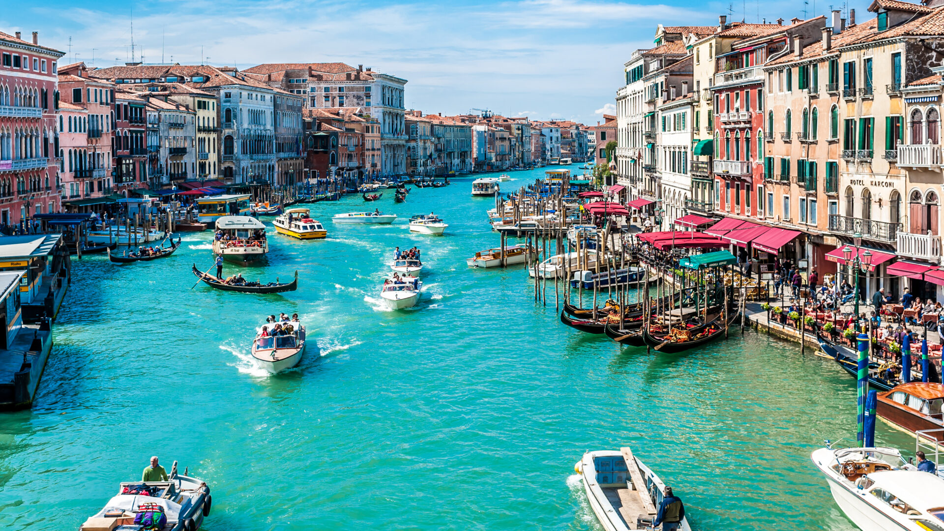 Canale di Venezia con gondole e barche.