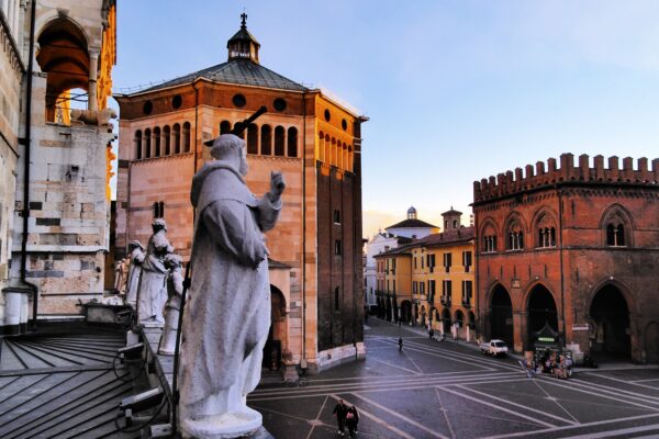 Piazza del Duomo a Cremona al tramonto.