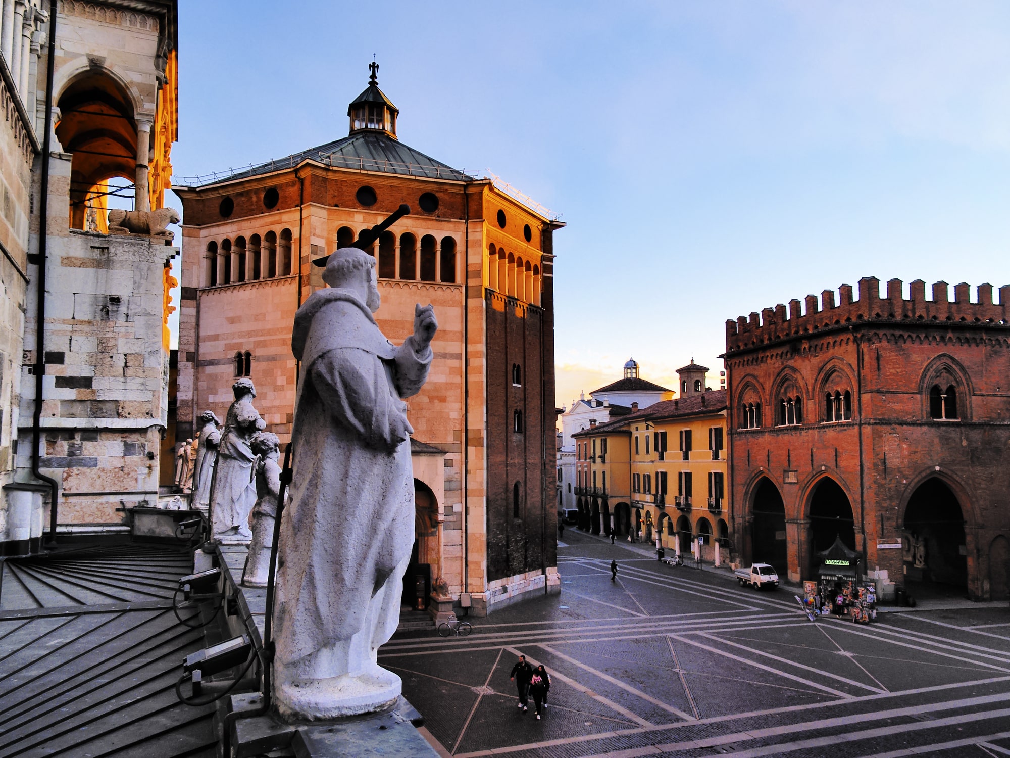 Piazza del Duomo a Cremona al tramonto.