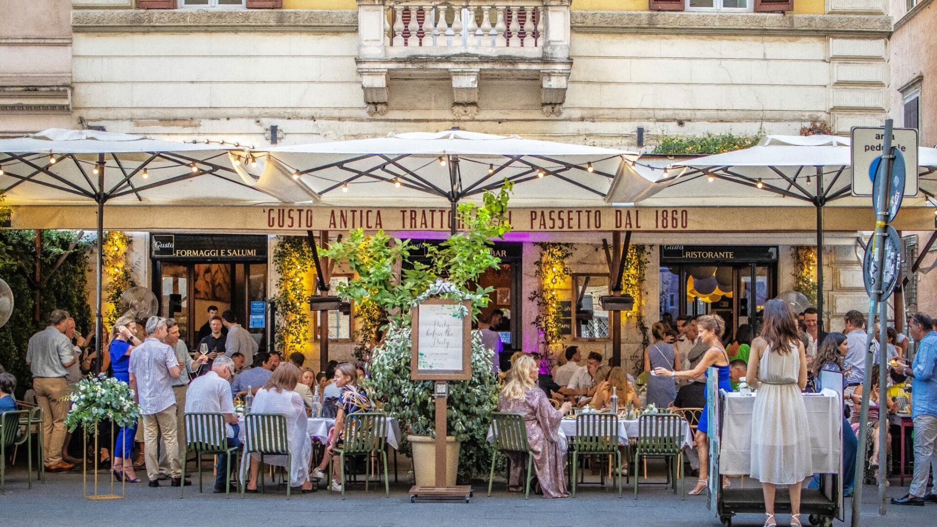 Vivace ristorante italiano in strada affollata.
