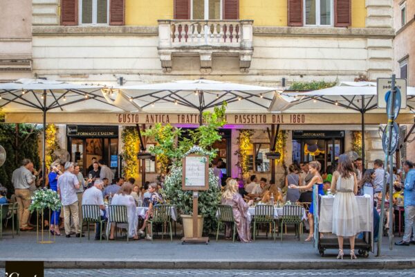 Vivace ristorante italiano in strada affollata.
