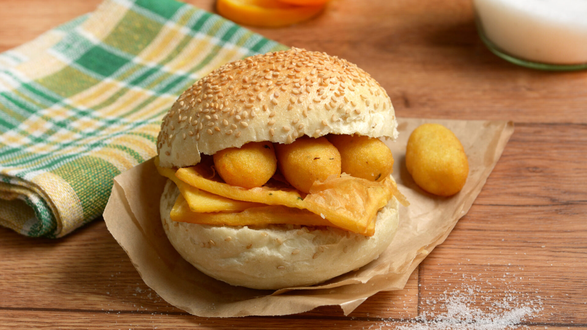 Panino con patatine e polpette di formaggio.