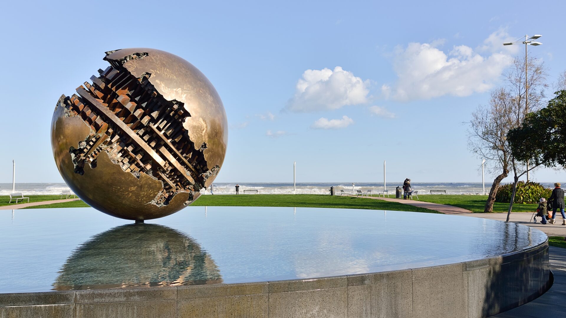 Pesaro und der große Ball von A Pomodoro. Monumentale Skulpturen und Kunst an der Strandpromenade von Pesaro