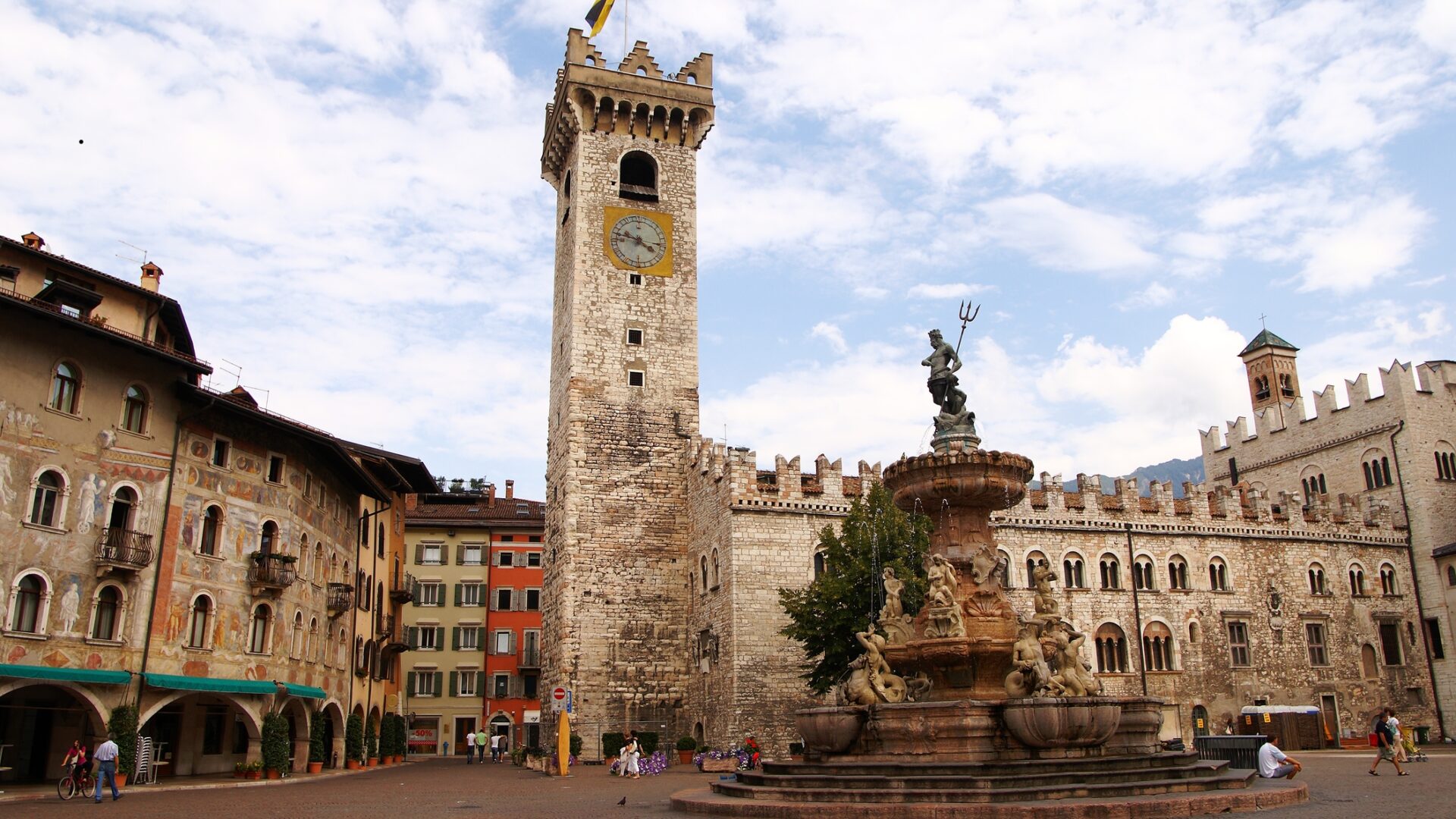 Piazza Duomo, Trento con fontana e torre storica.