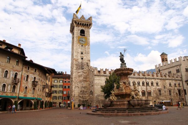 Piazza Duomo, Trento con fontana e torre storica.