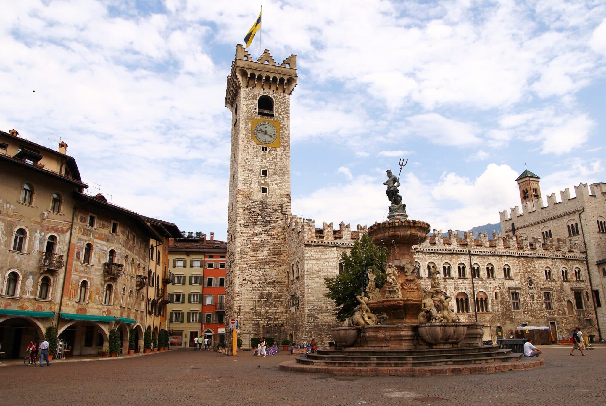 Piazza Duomo, Trento con fontana e torre storica.