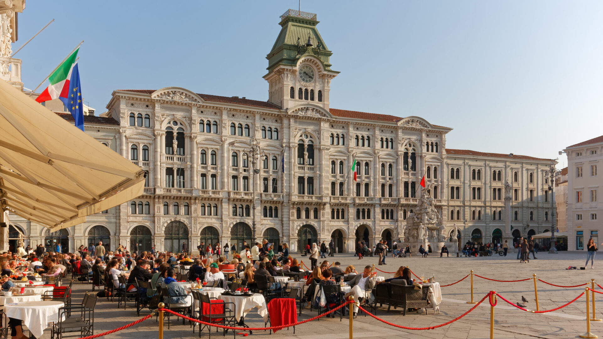 Tavolini affollati del Caffè degli Specchi, il caffè più famoso di Trieste, in Piazza Unità d'Italia,