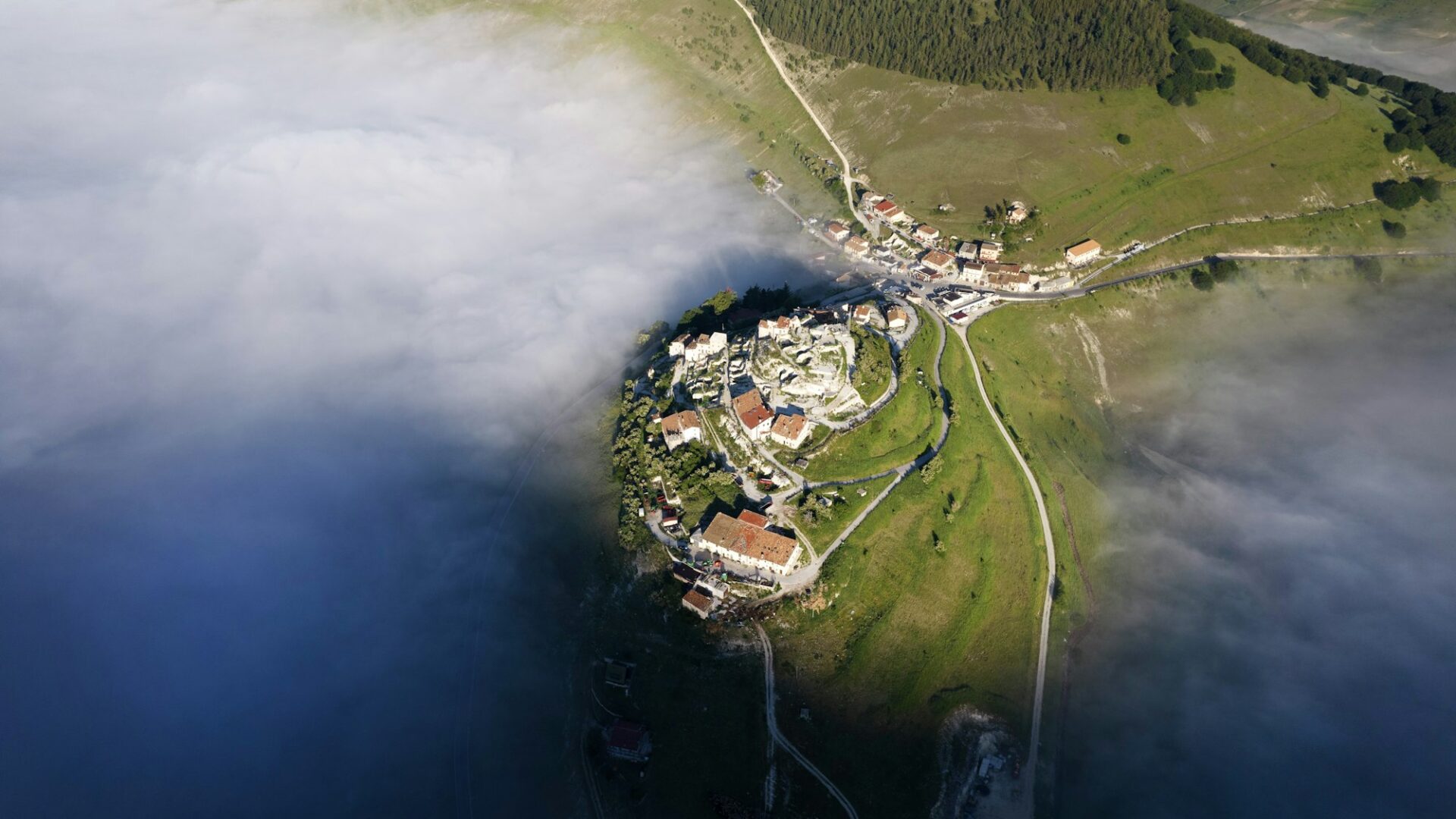 Vista aérea de la ciudad de Castelluccio di Norcia devastada por el terremoto