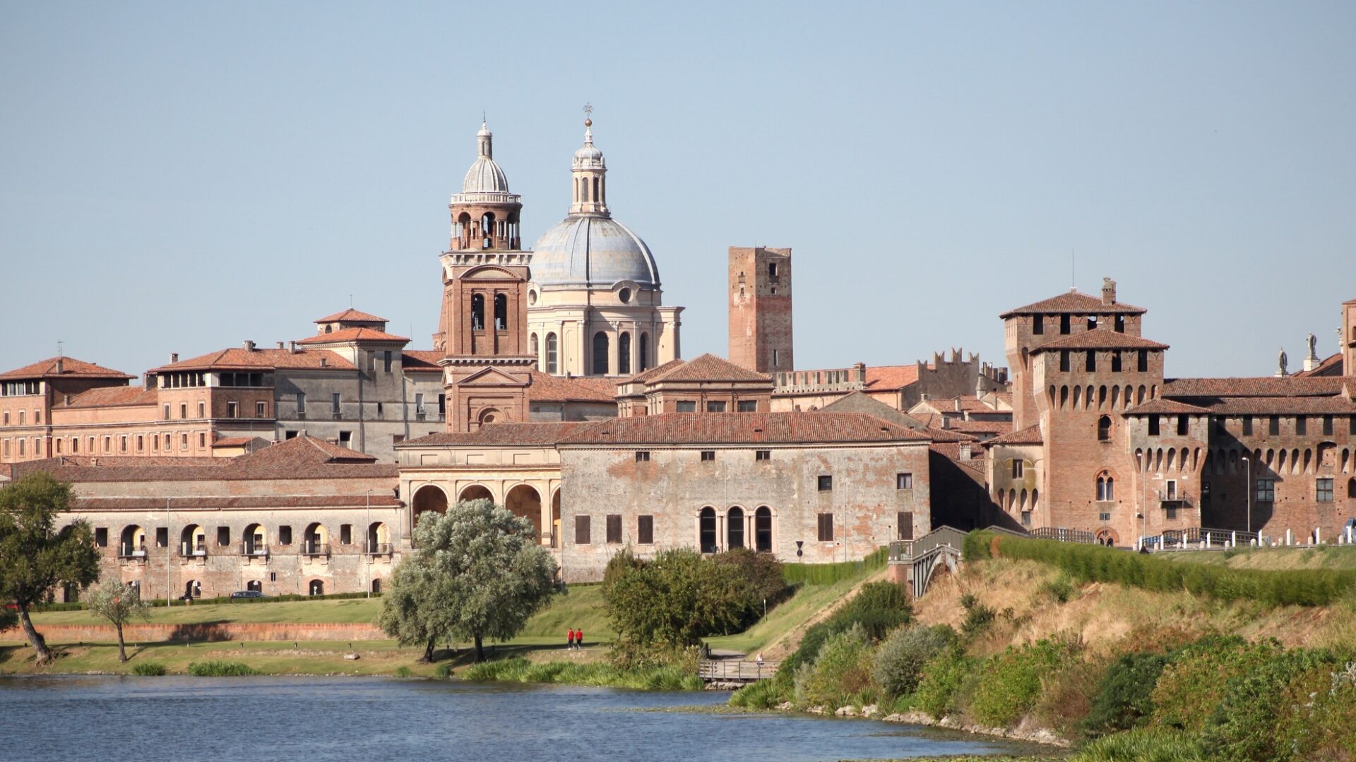 Panorama di Mantova con fiume e architettura storica