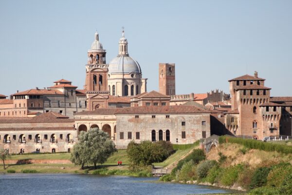 Panorama di Mantova con fiume e architettura storica
