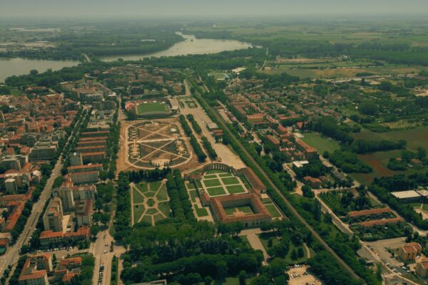 Vista aerea verde cittadina con fiumi