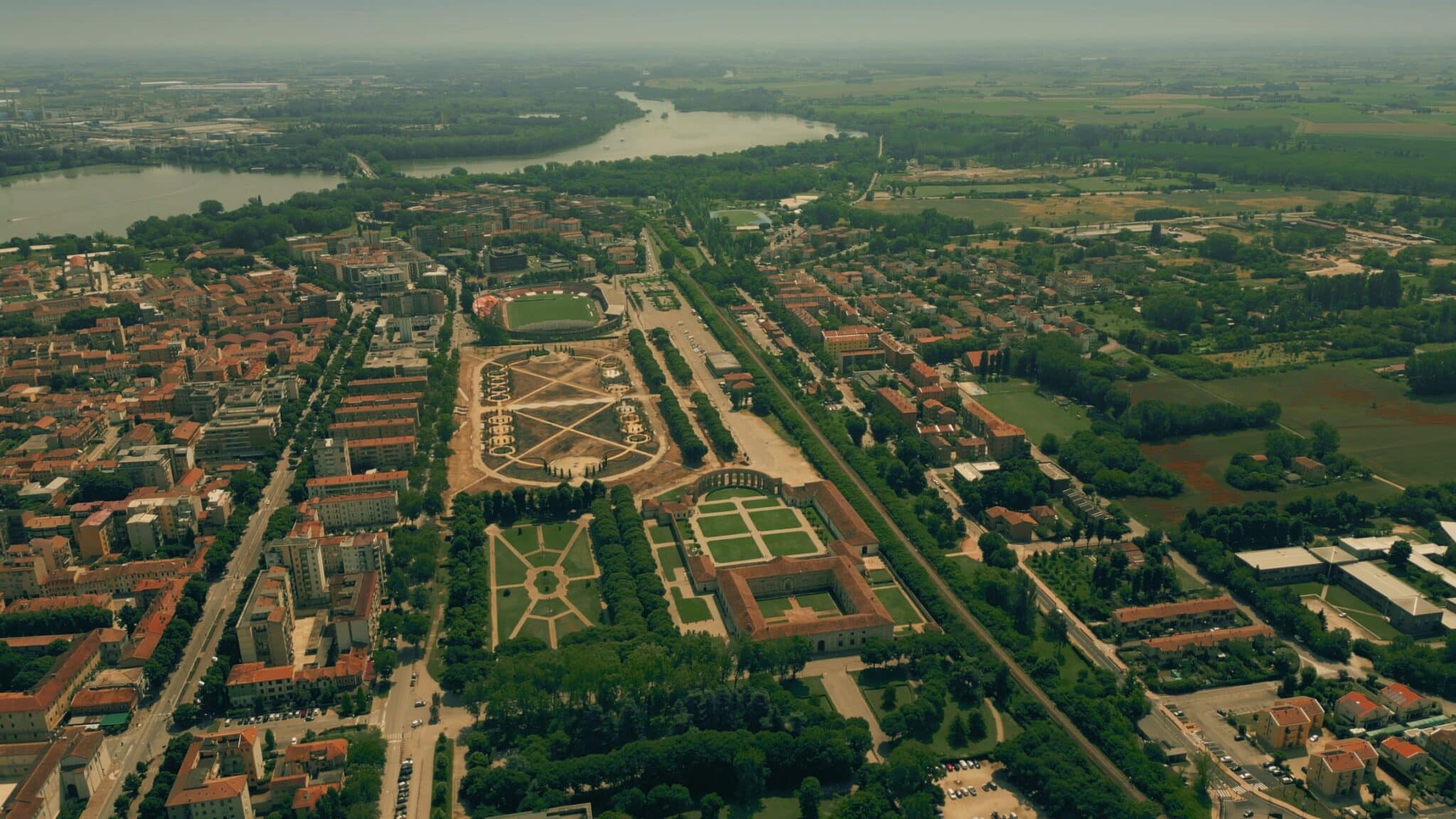 Vista aerea verde cittadina con fiumi