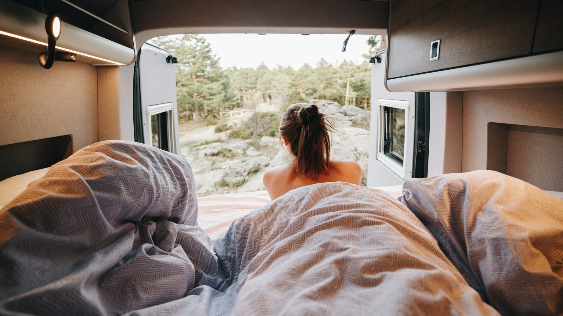 Jeune femme utilisant un ordinateur portable dans un camping-car