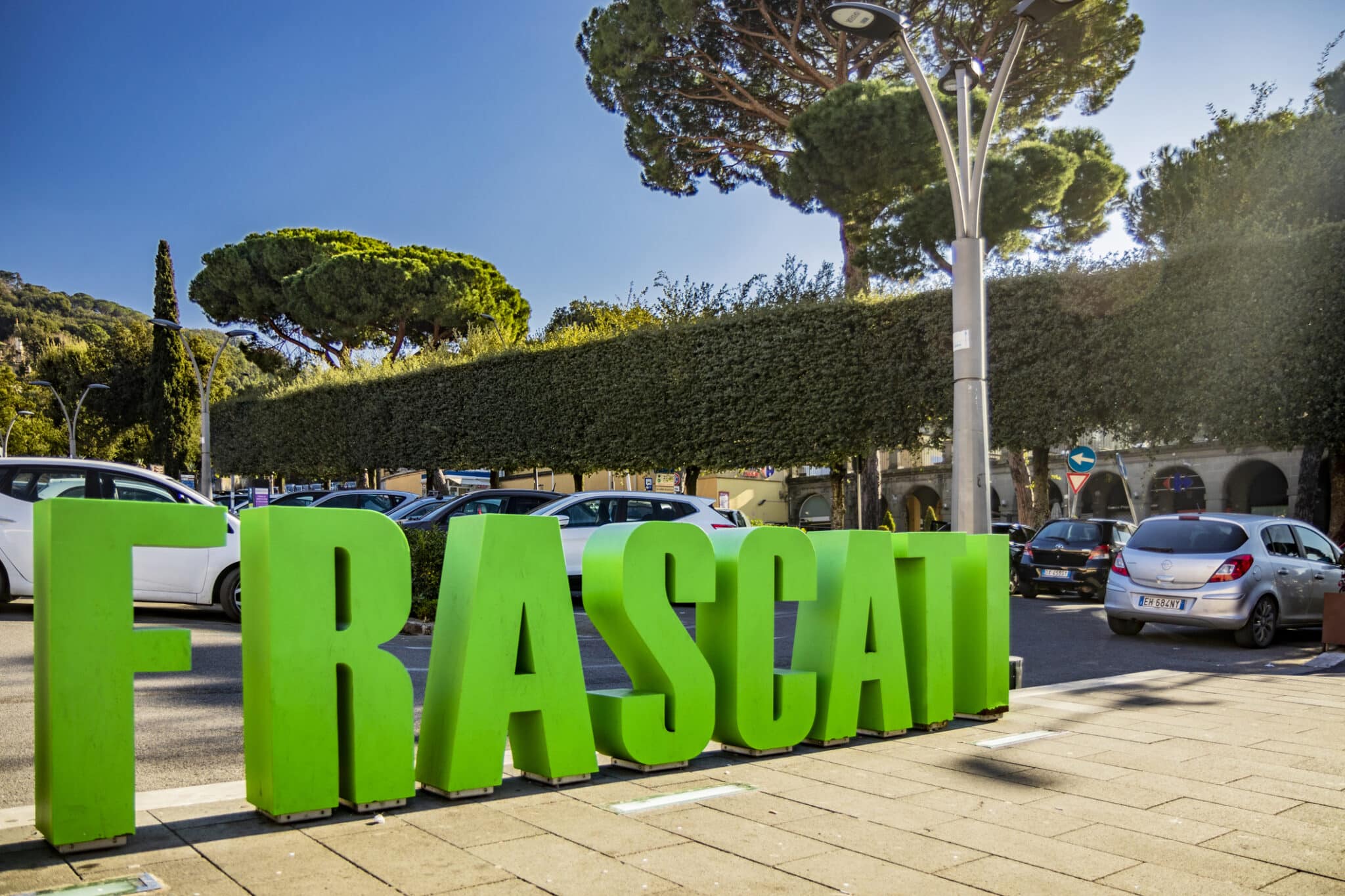 Installazione lettere "FRASCATI" in area urbana.