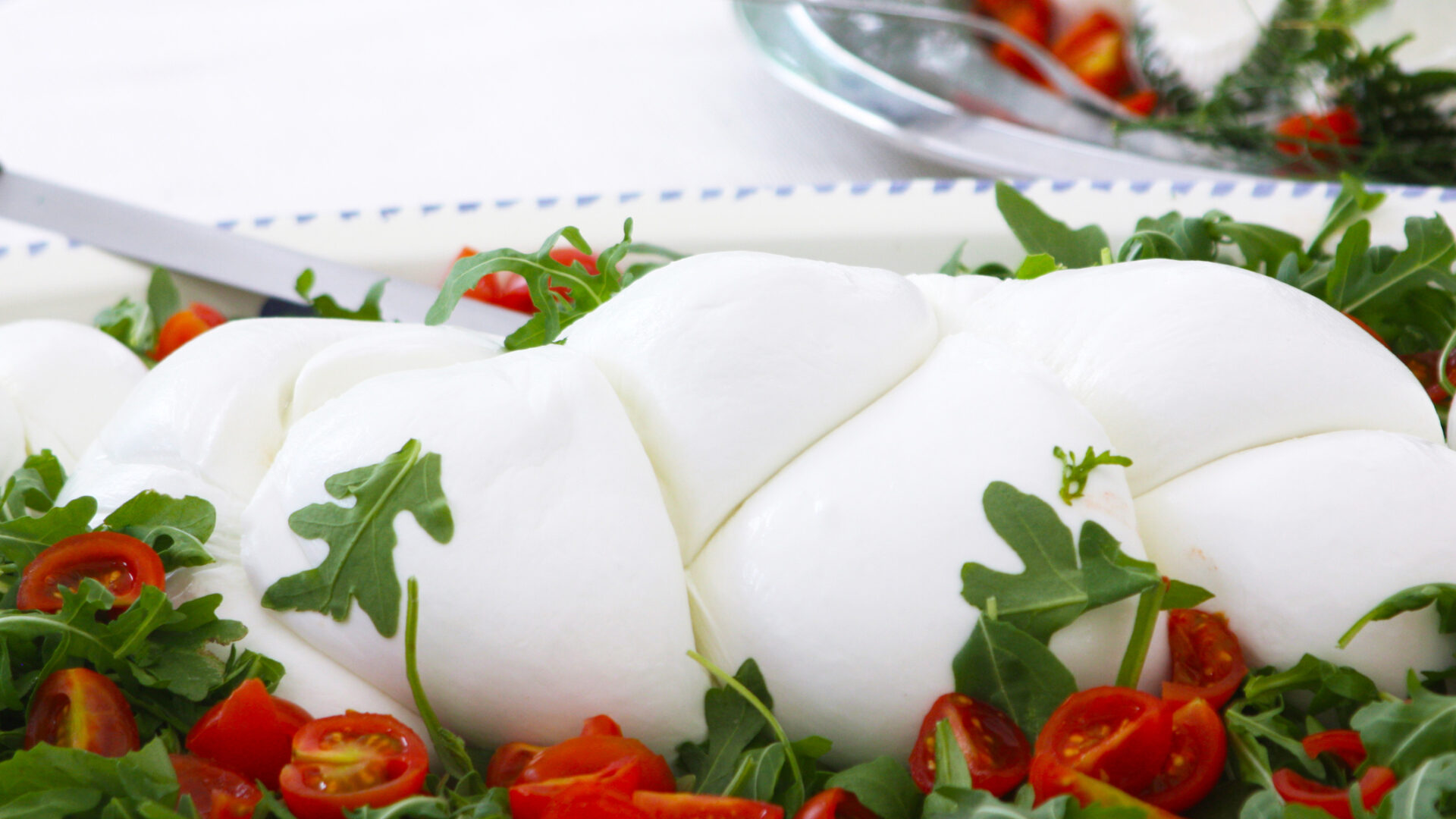 Mozzarella di bufala campana con rúcula y tomates cherry