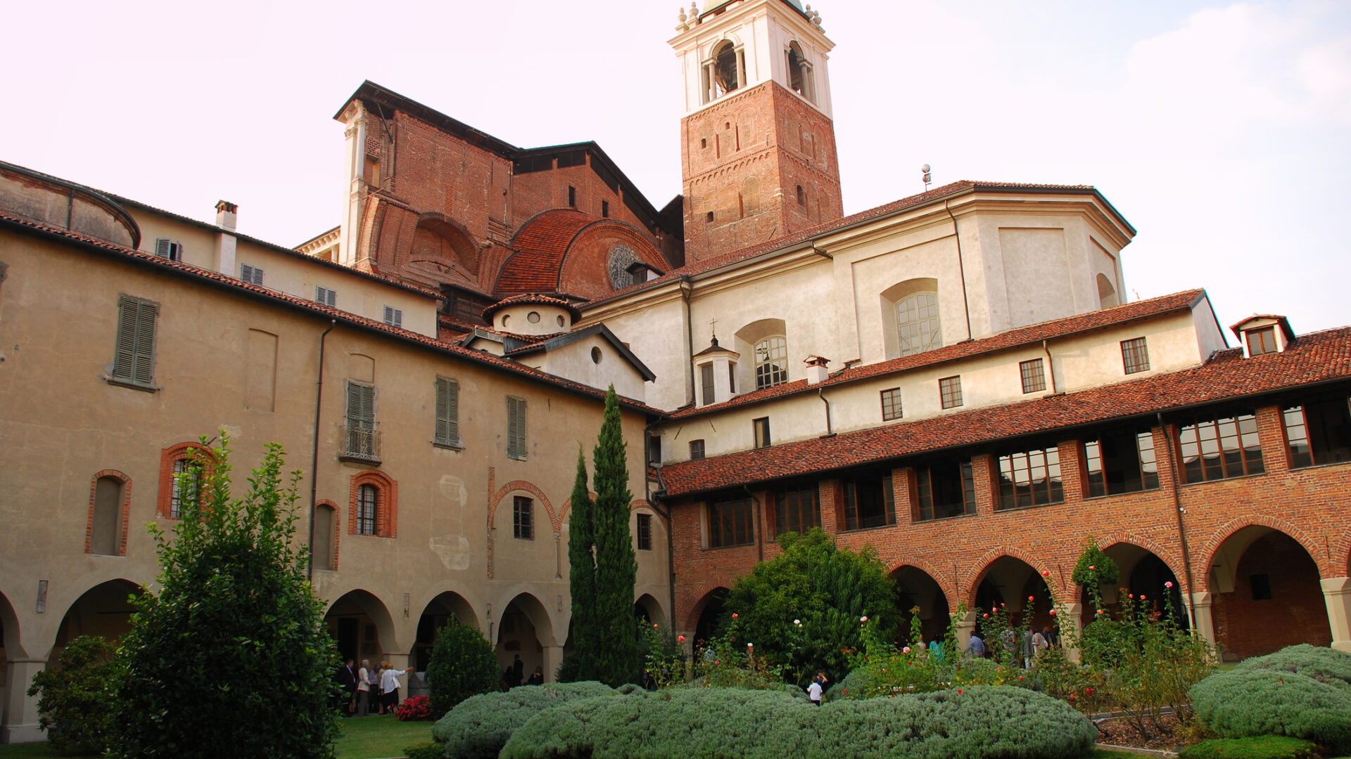 Novara, Italie. Collégiale et cathédrale. Les jardins du cloître de la cathédrale de Novare. Italie