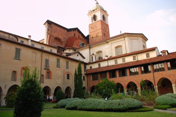 Novara, Italie. Collégiale et cathédrale. Les jardins du cloître de la cathédrale de Novare. Italie