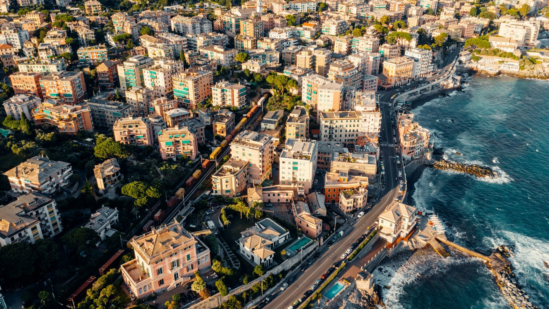 Luftaufnahme der ligurischen Küste, Strand in Quarto dei Mille bei Genua, Italien.