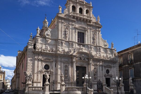 Acireale,cosa vedere,borgo di pescatori,Catania,Sicilia,attrazioni culturali,natura.