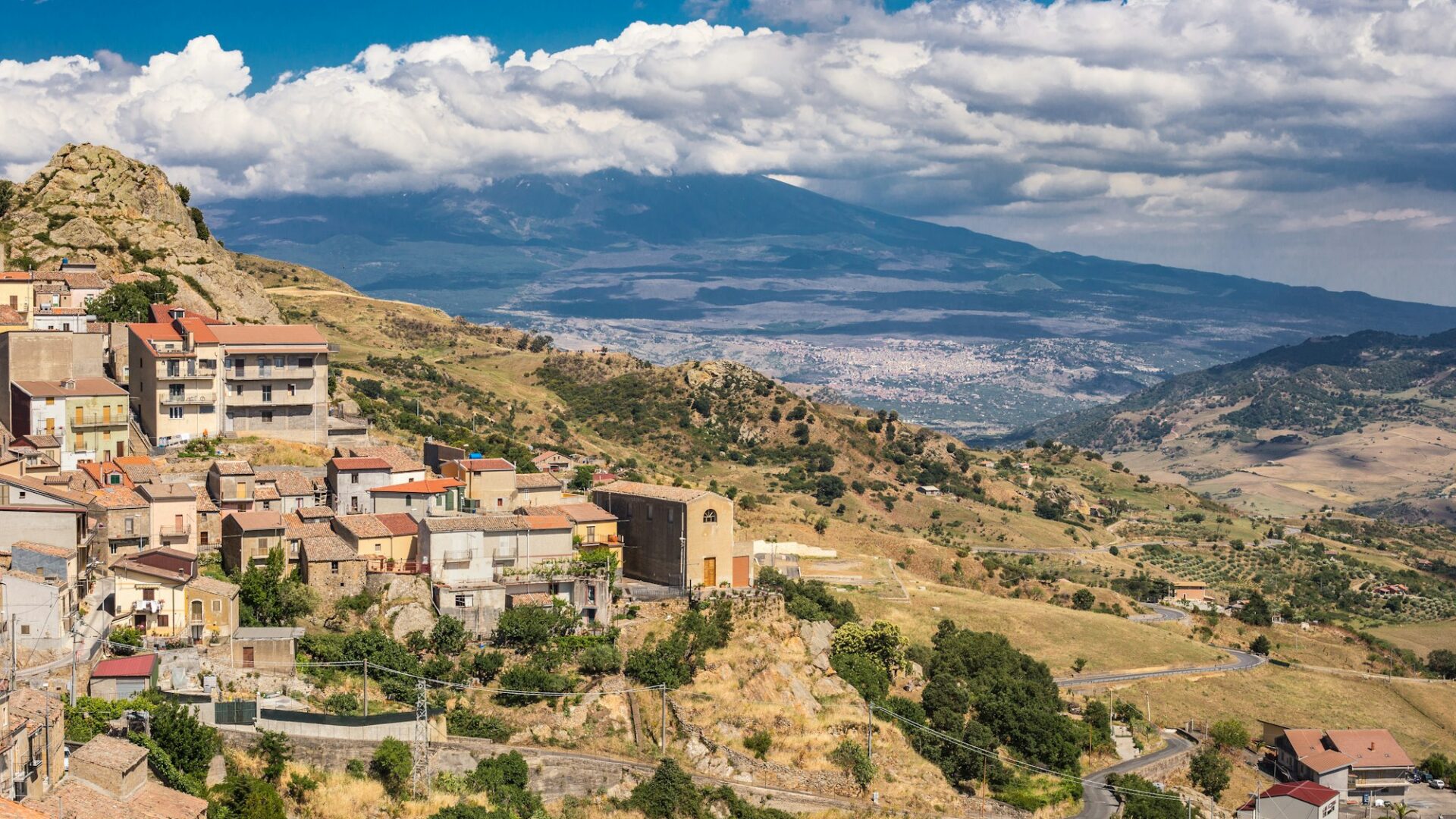 Cesaro, paesi di Bronte e vulcano Etna. Sicilia, Italia