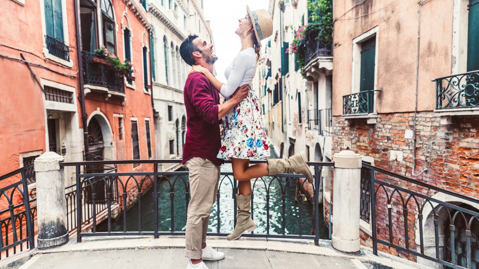 Pareja de turistas pasando un fin de semana romántico en Venecia.