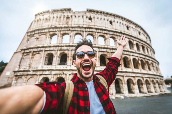 参观意大利罗马斗兽场的快乐游客