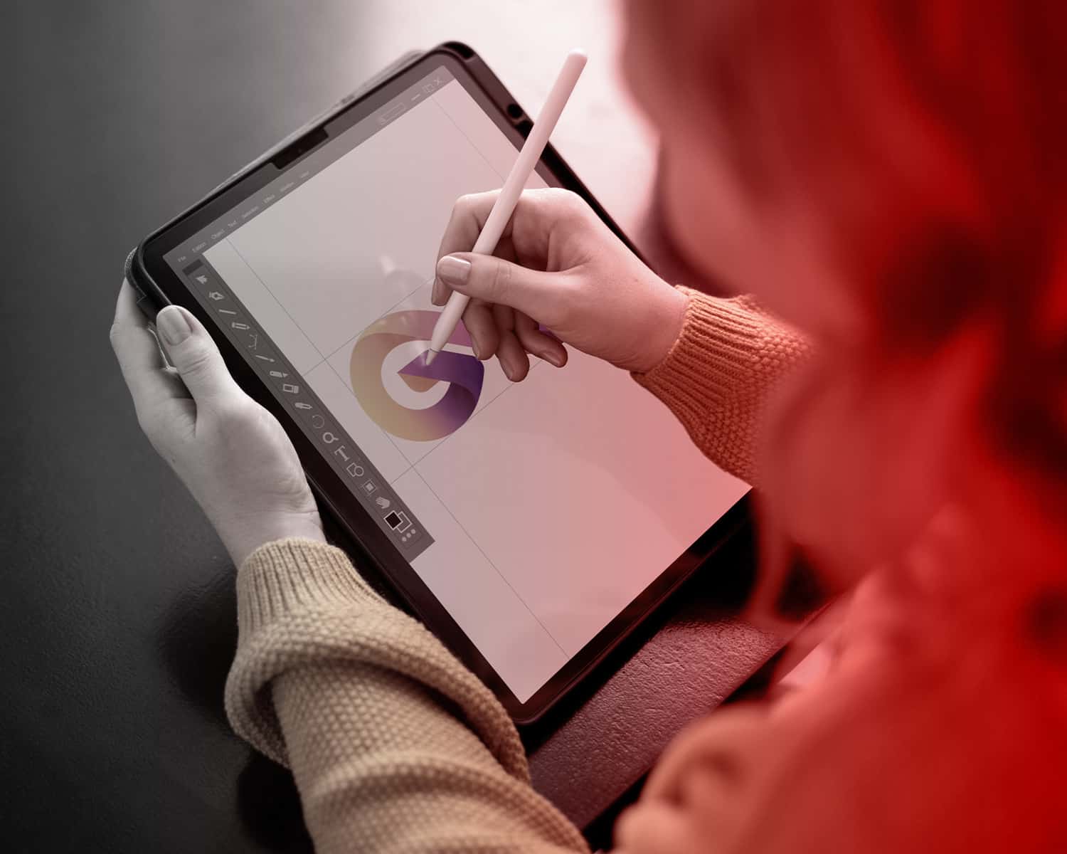 Dibujo digital en tableta con lápiz óptico.