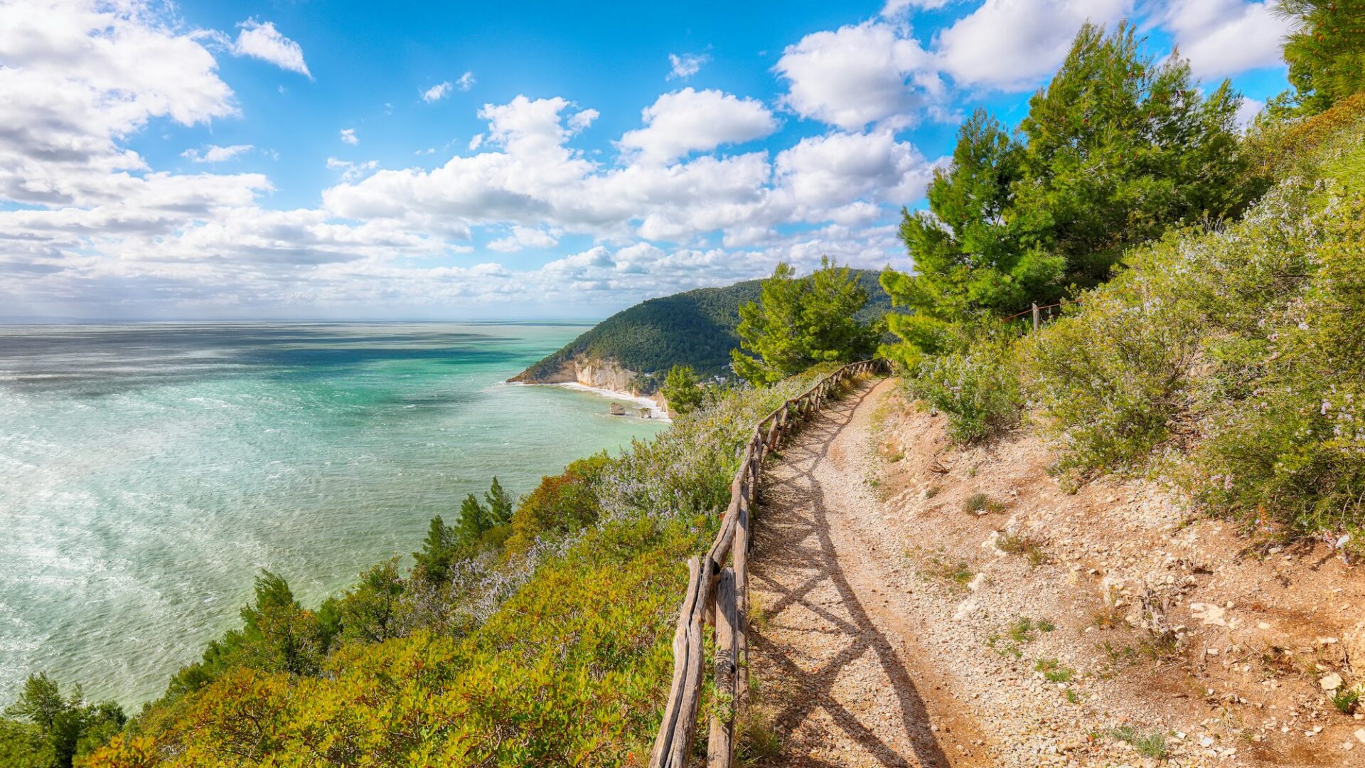 Malerische Inselchen Faraglioni di Puglia im Sommer Adria-Bucht Baia Delle Zagare