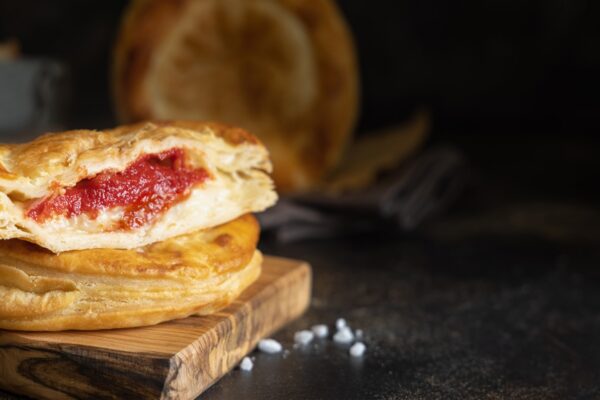 来自莱切的 Rustico 酥饼，馅料为番茄、马苏里拉芝士和焦糖酱