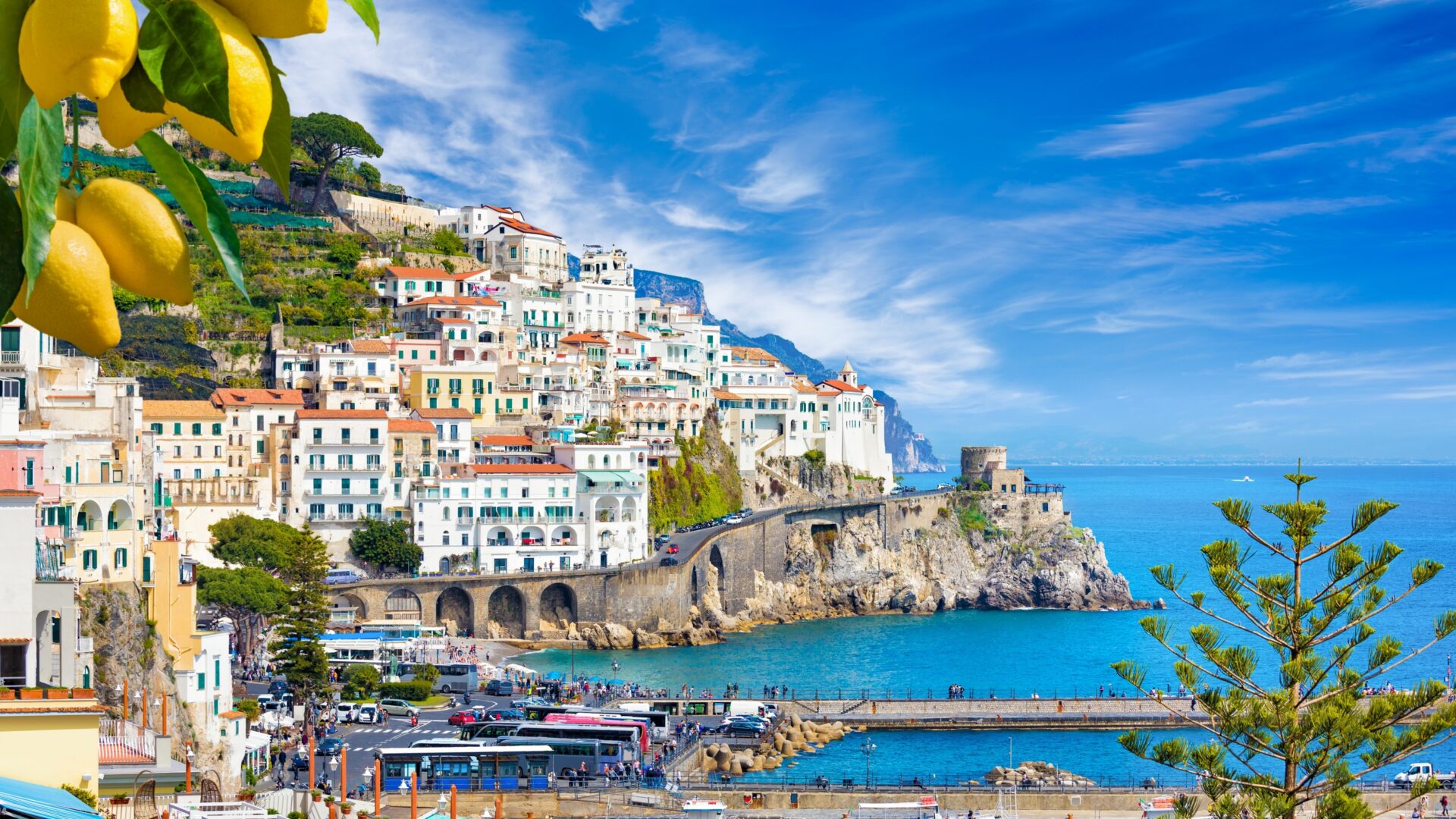 Costiera Amalfitana, Italia, vista panoramica e limoni.