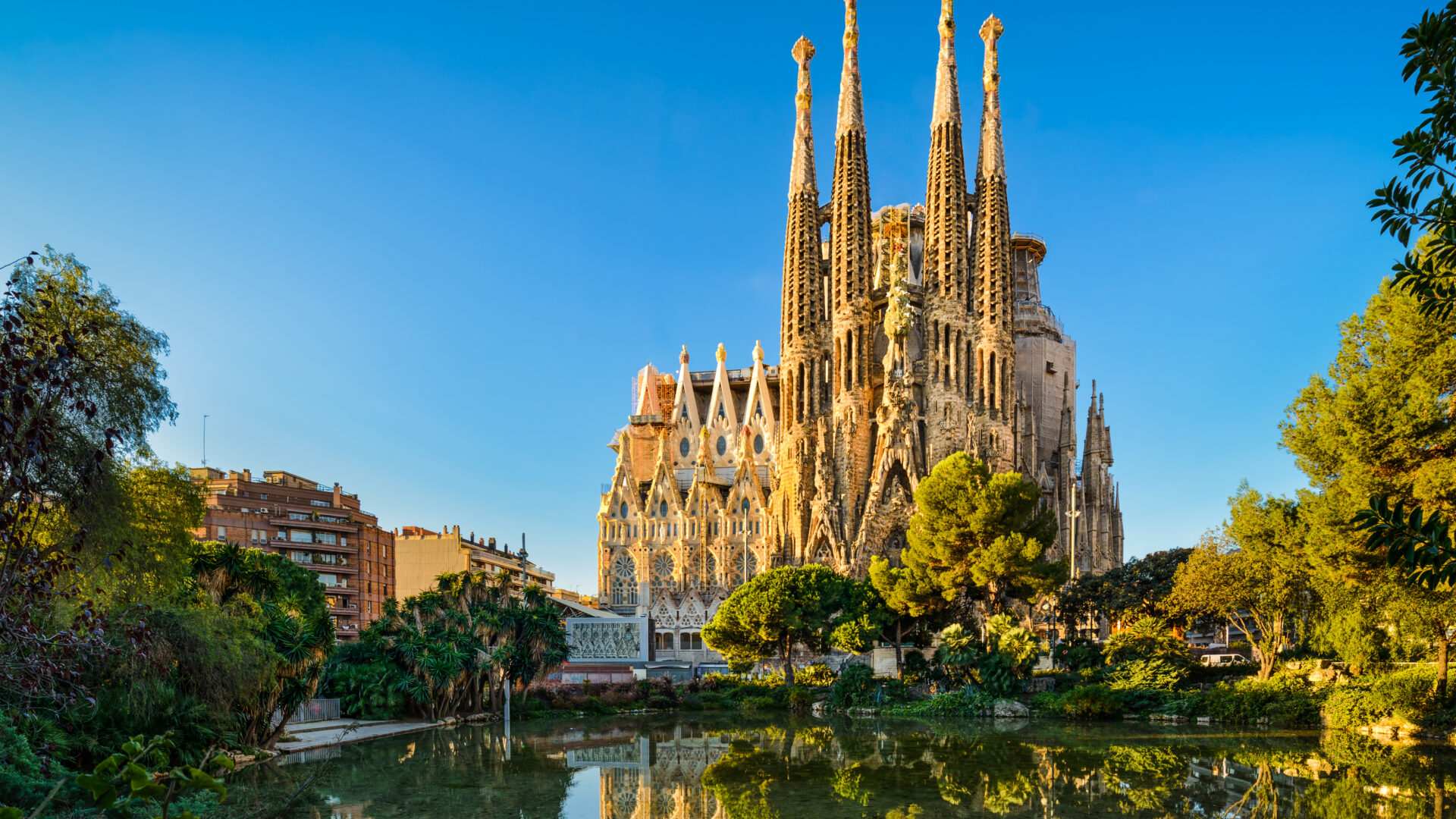 Sagrada Familia di Barcellona riflessa nell'acqua.