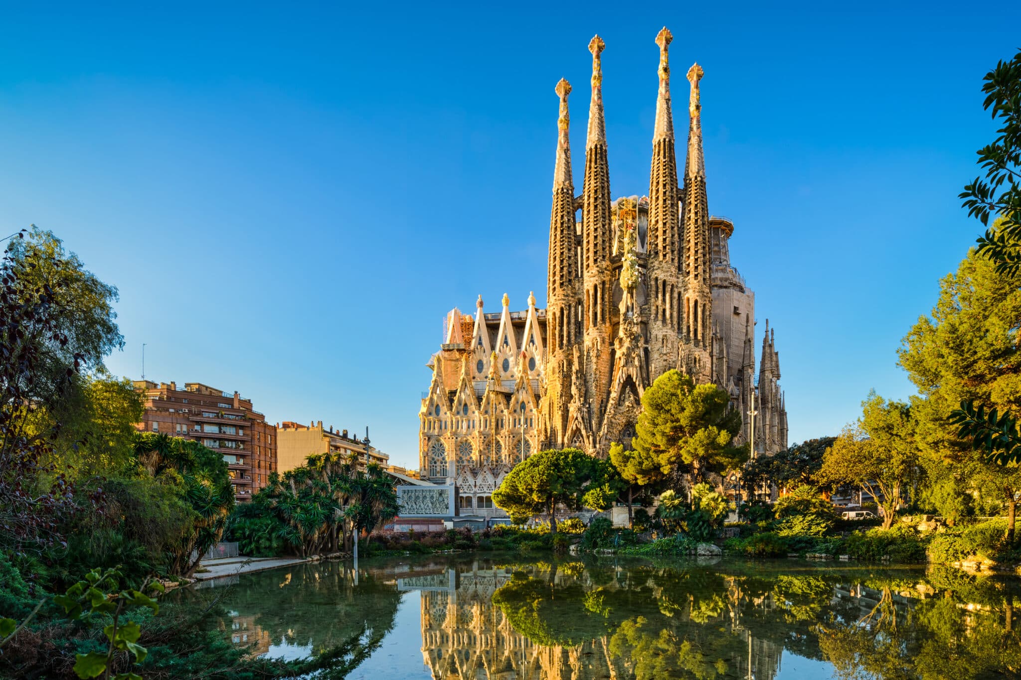 Sagrada Familia di Barcellona riflessa nell'acqua.
