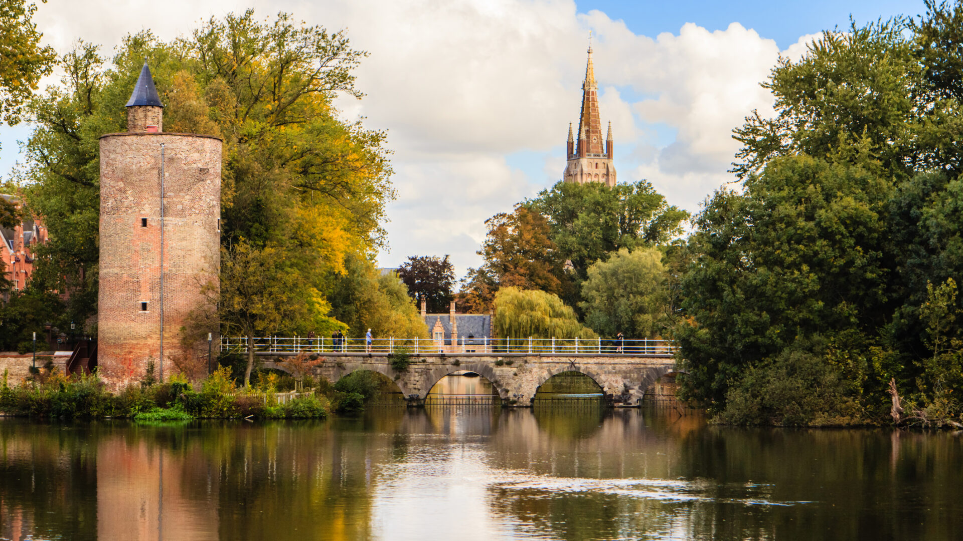 Paesaggio fluviale con torre medievale e cattedrale.
