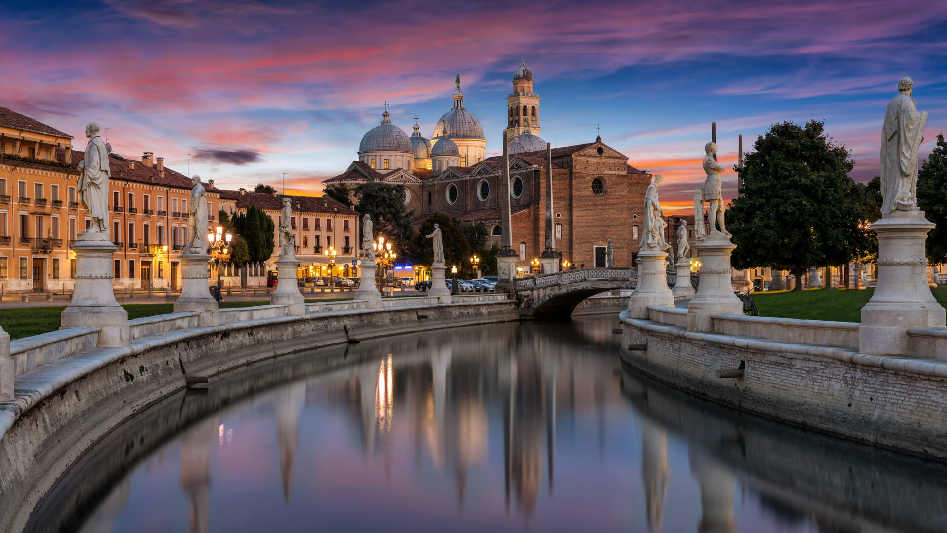 Padova, tramonto sul Prato della Valle.
