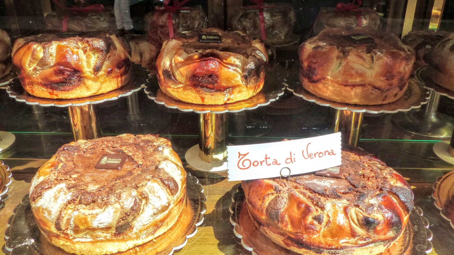 Dolci Torta di Verona in vetrina.