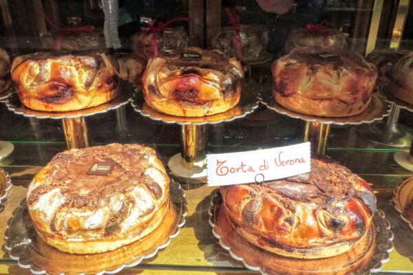 Dolci Torta di Verona in vetrina.