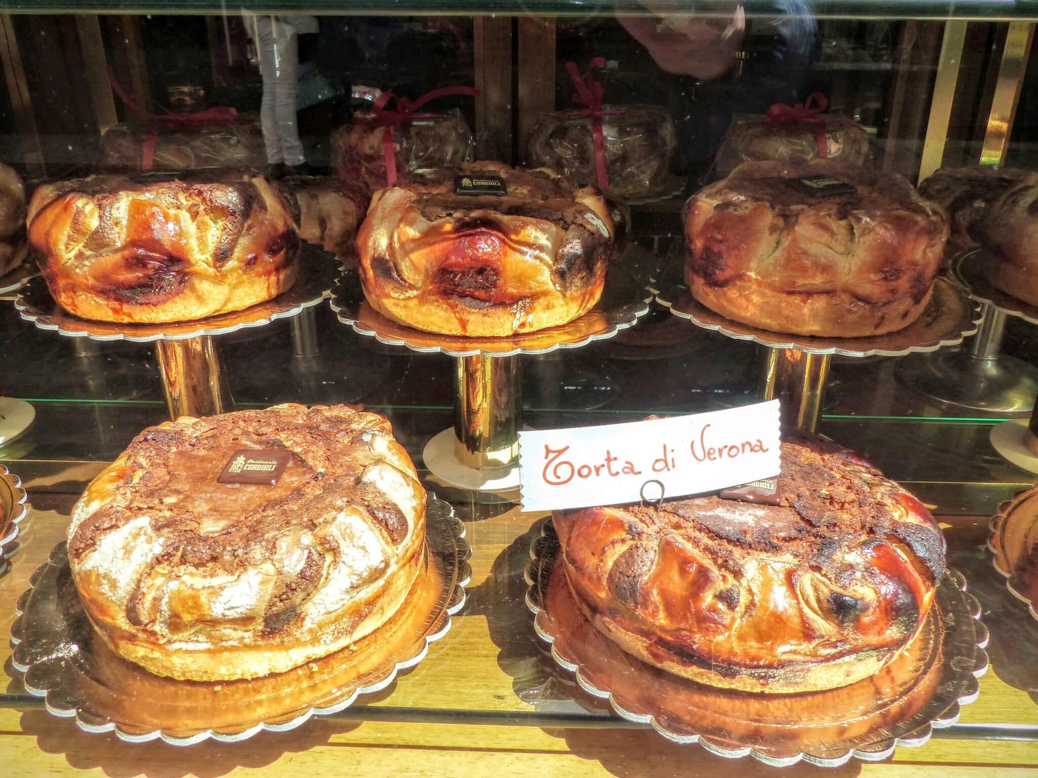 Dolci Torta di Verona in vetrina.