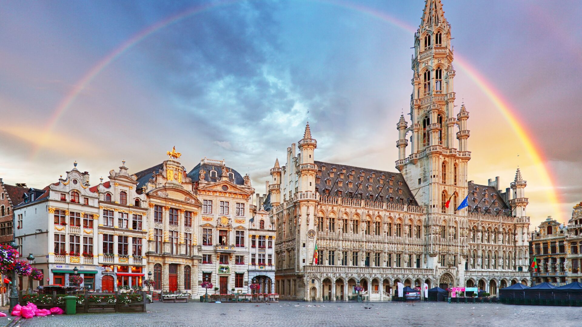 Regenbogen auf dem Grand Place in Brüssel.