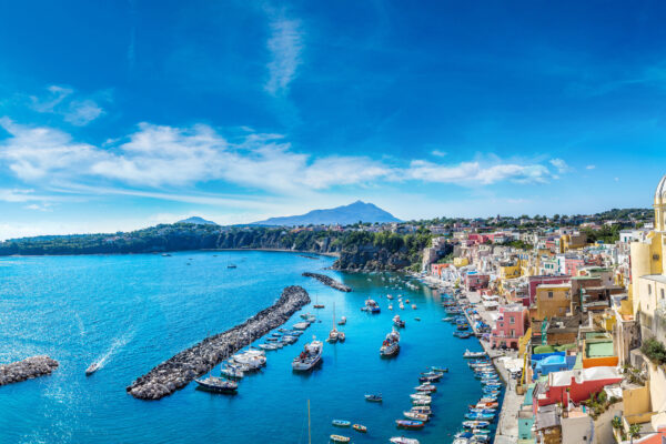 Isola di Procida in Italia. Isola di Procida in una bella giornata estiva in Italia