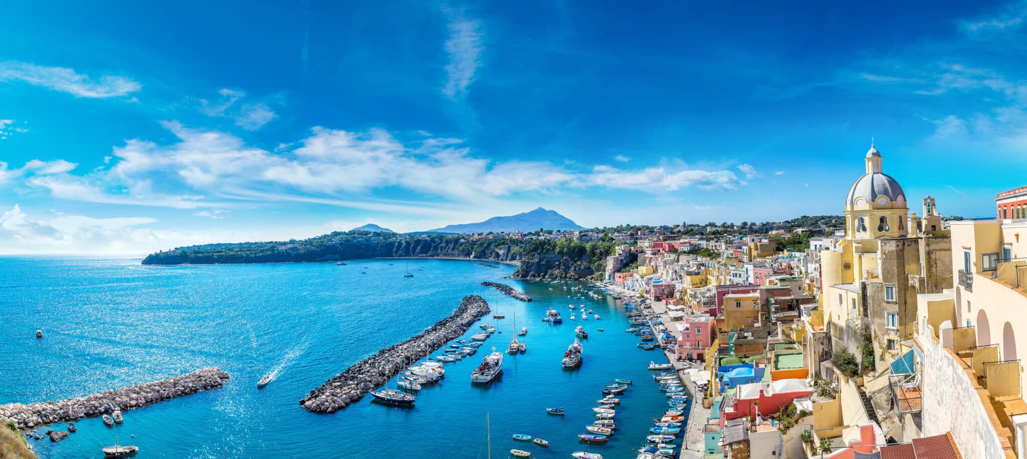 Isola di Procida in Italia. Isola di Procida in una bella giornata estiva in Italia