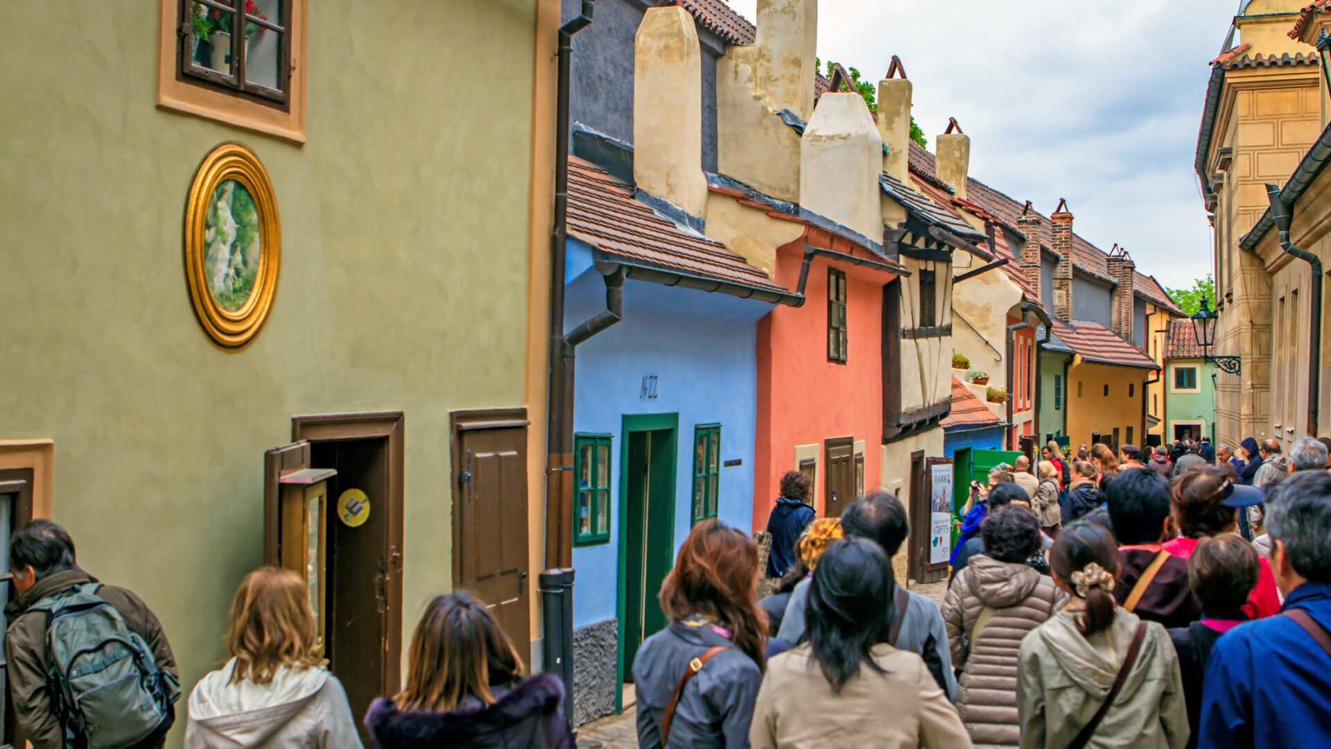 La Via d'Oro o Vicolo d'Oro a Praga, Repubblica Ceca. L'antica strada è una delle maggiori attrazioni turistiche della città.