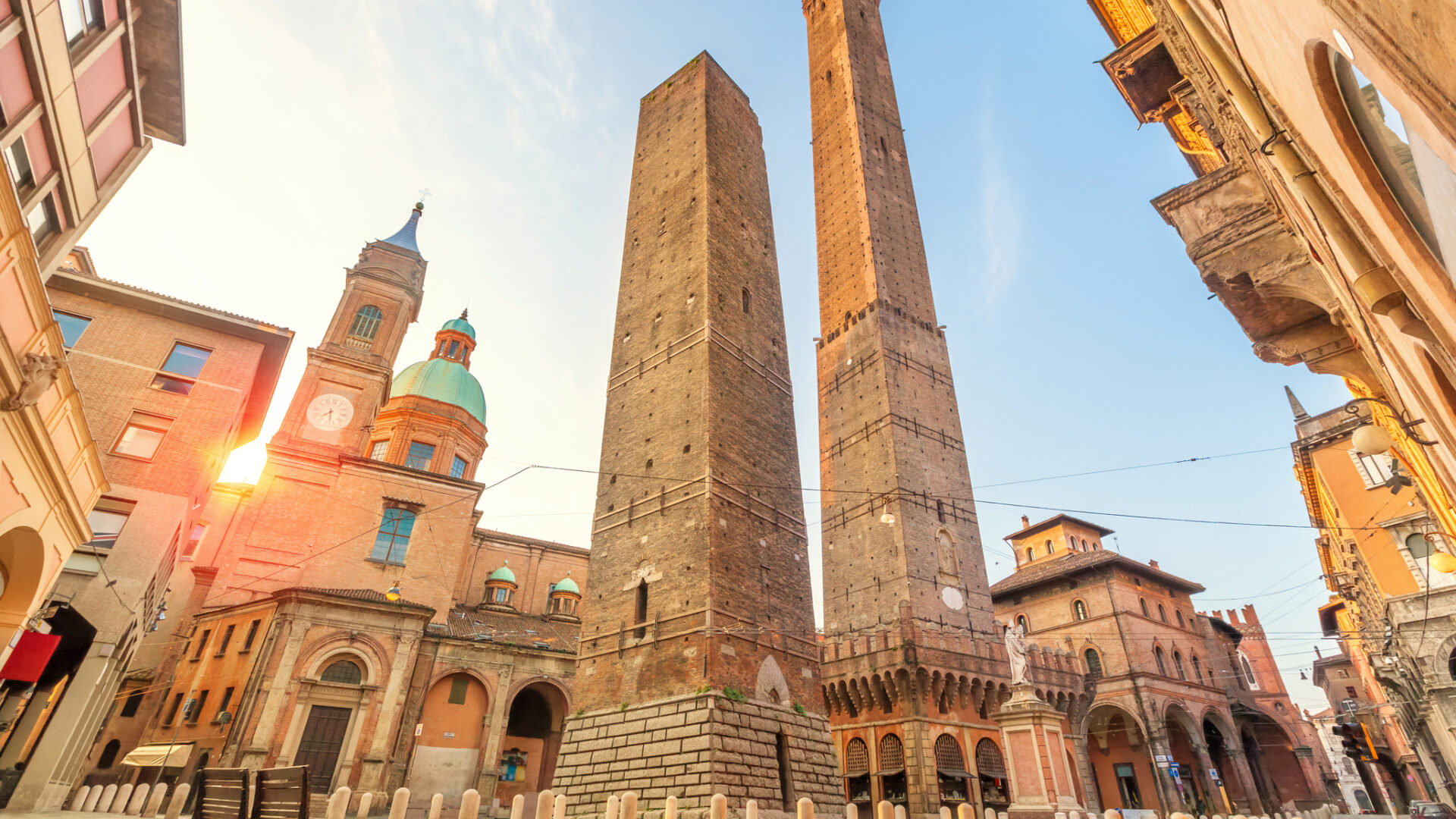 Due Torri a Bologna, Italia, all'alba.