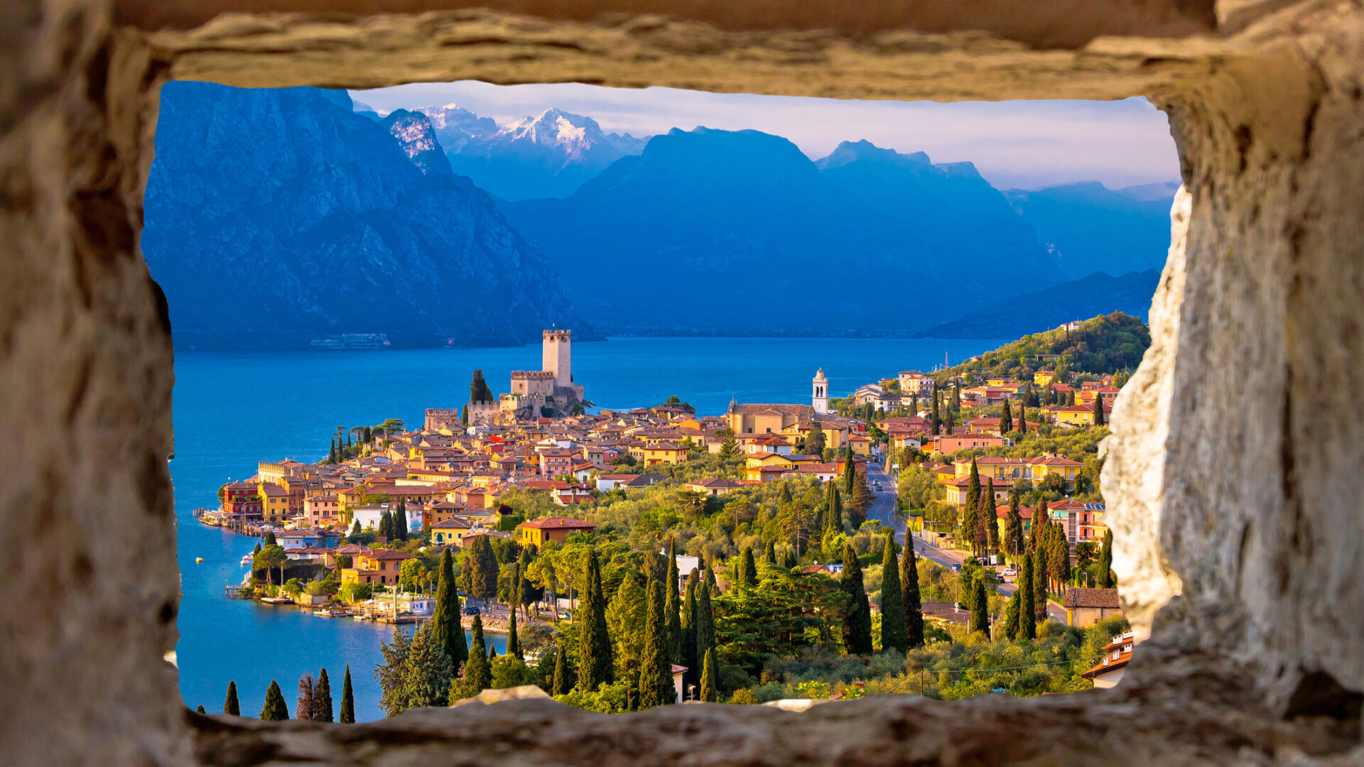 Malcesine e vista aerea di Lago di Garda attraverso la finestra di pietra. Malcesine e vista aerea attraverso la finestra di pietra, regione di Lago di Garda di Veneto dell'Italia