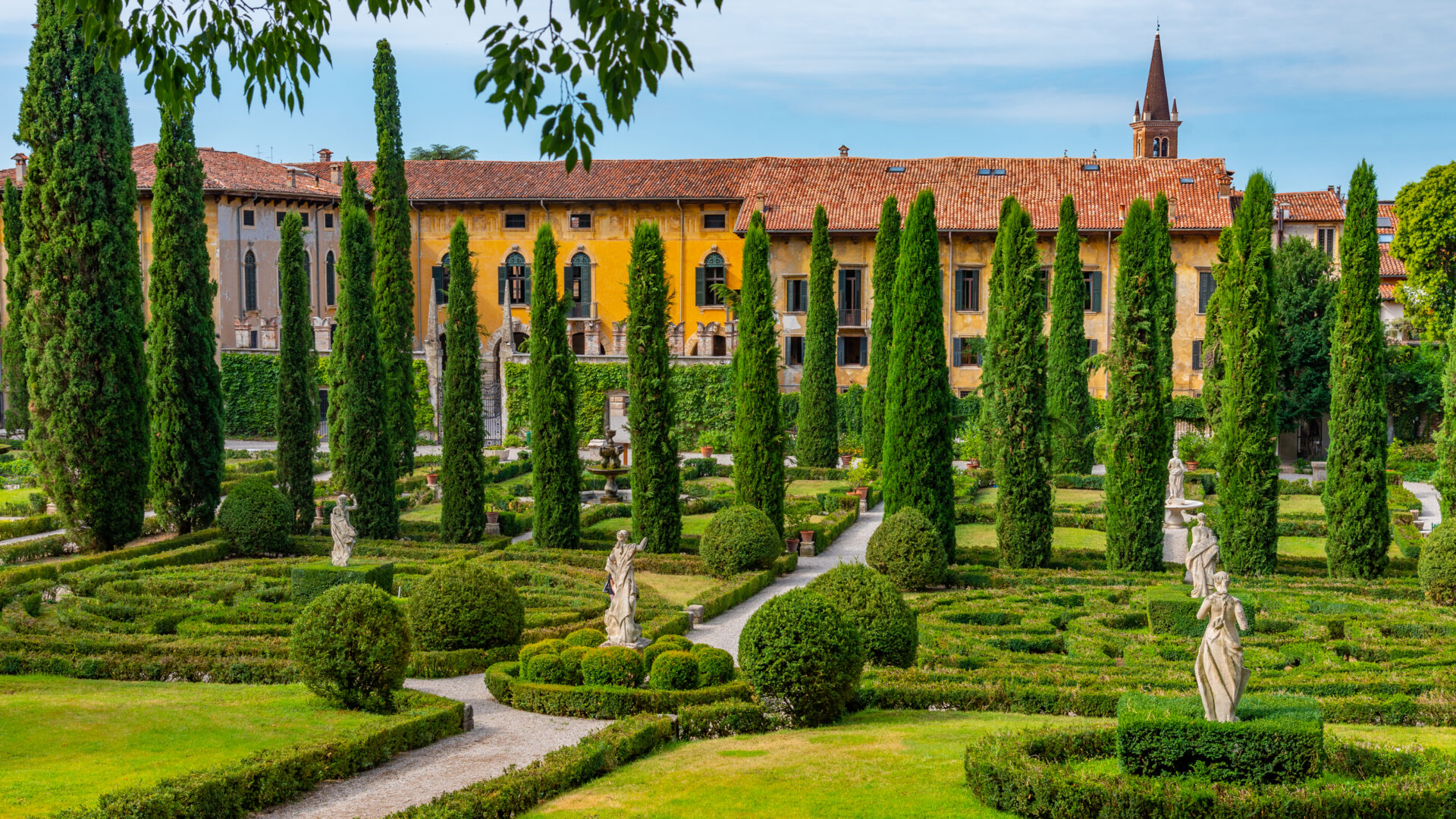 Giardino italiano formale con sculture e cipressi