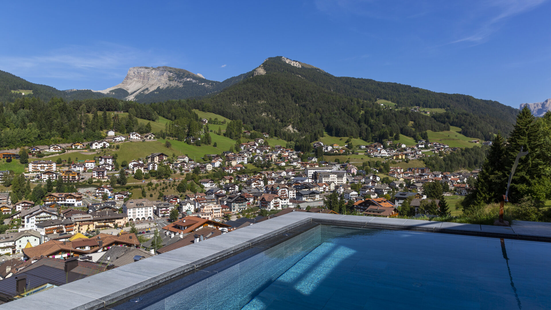 Piscina nelle Dolomiti in vista di Ortisei