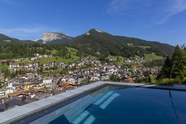 Piscine dans les Dolomites avec vue sur Ortisei