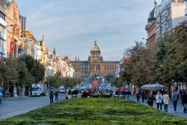Vista di una strada affollata con edificio storico.