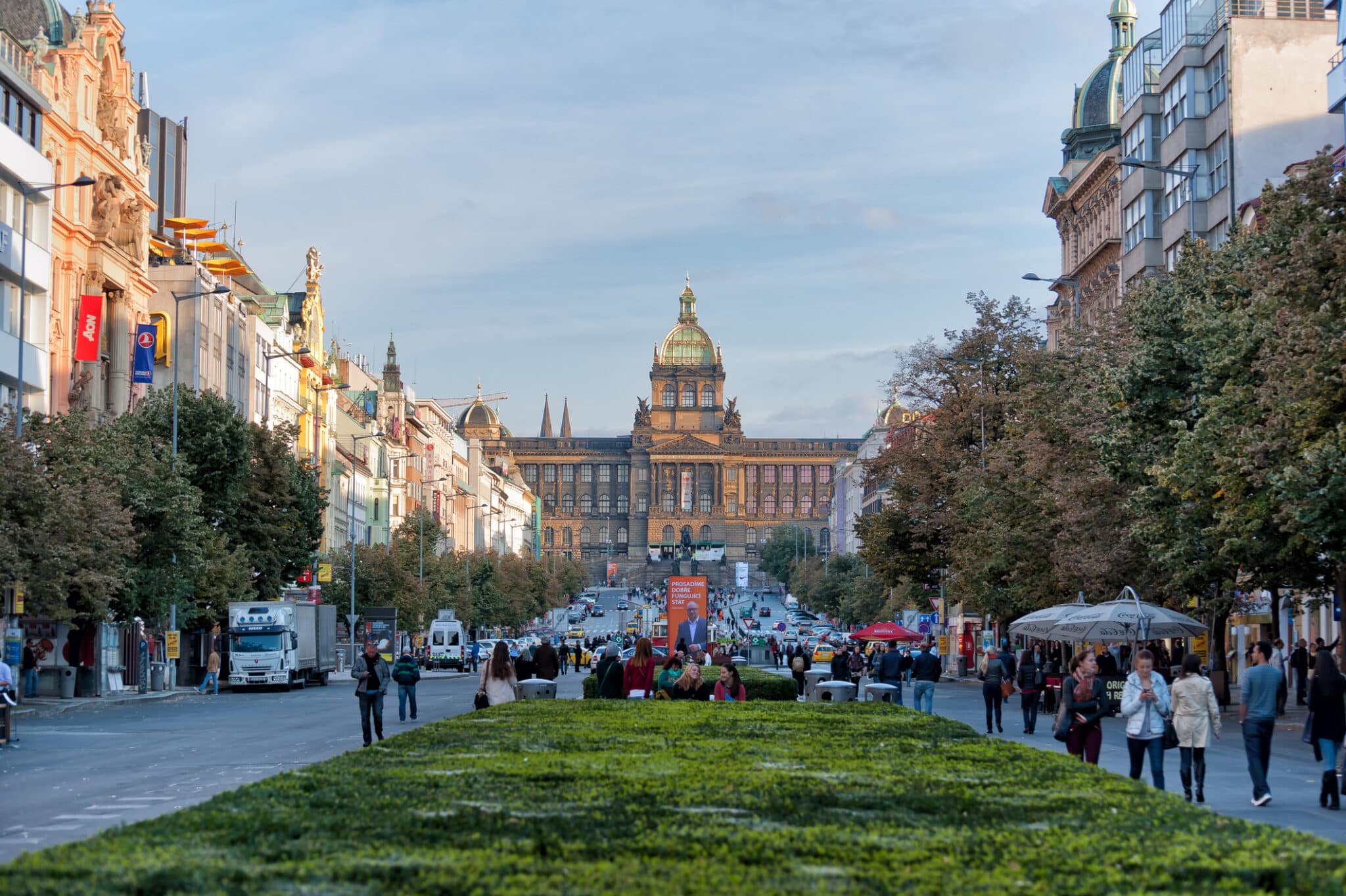 Vista di una strada affollata con edificio storico.