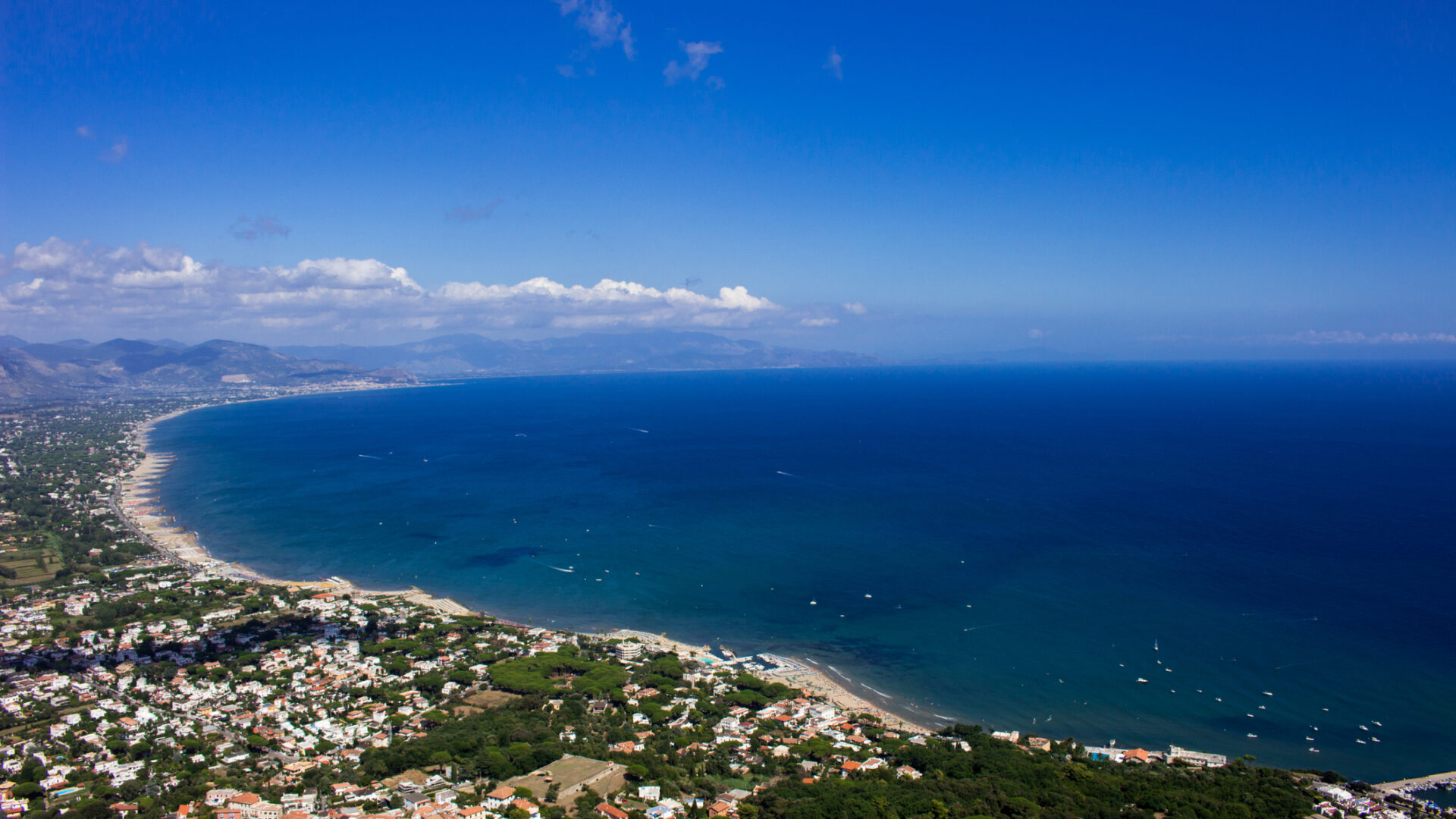 Veduta aerea di costa e mare blu.